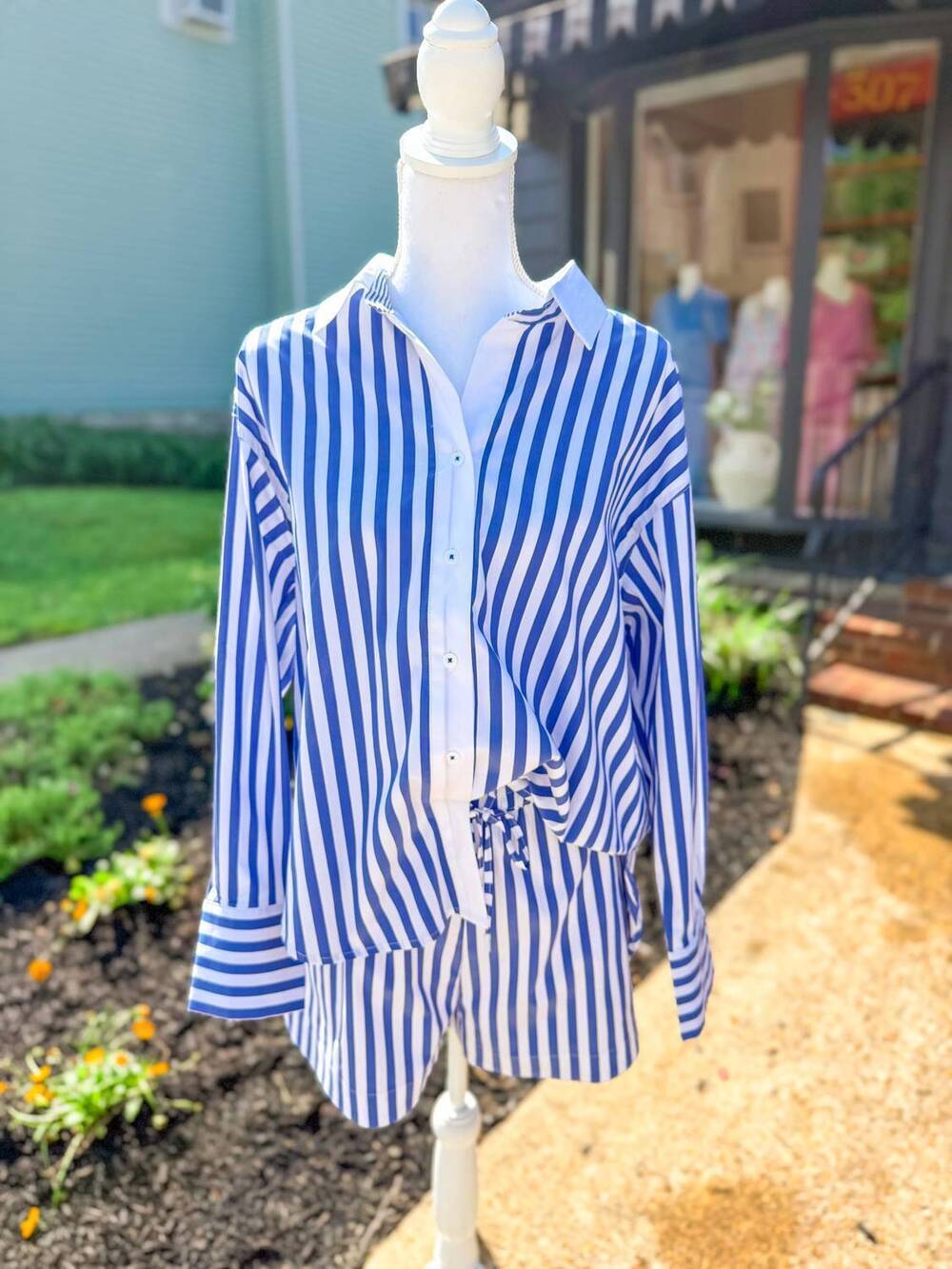NEW SKIES ARE BLUE women's coastal striped drawstring short in navy and white